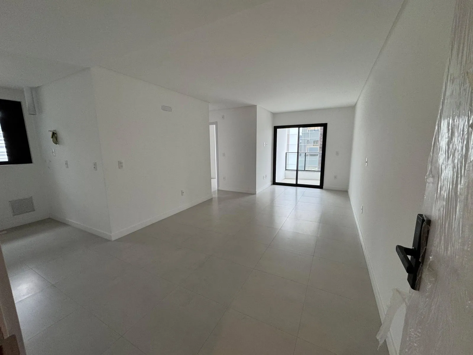 Apartamento 2 dormitórios (sendo 1 suíte) + banheiro social à venda em Bairro dos Estados, Balneário Camboriú, foto 2