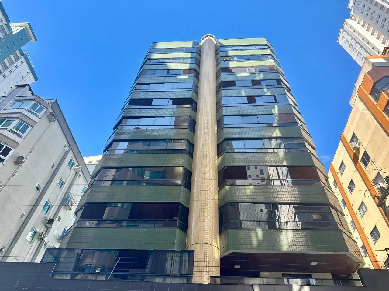 Apartamento 3 dormitórios (sendo 1 suíte) + banheiro social à venda em Barra Sul, Balneário Camboriú, foto 2