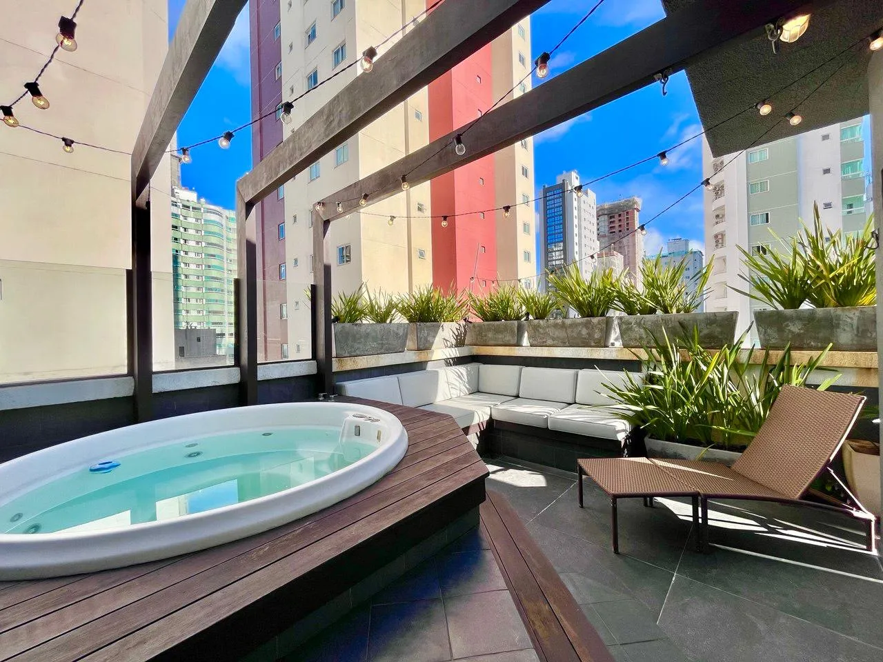 Cobertura 2 dormitórios (sendo 1 suíte) + lavabo à venda em Centro, Balneário Camboriú