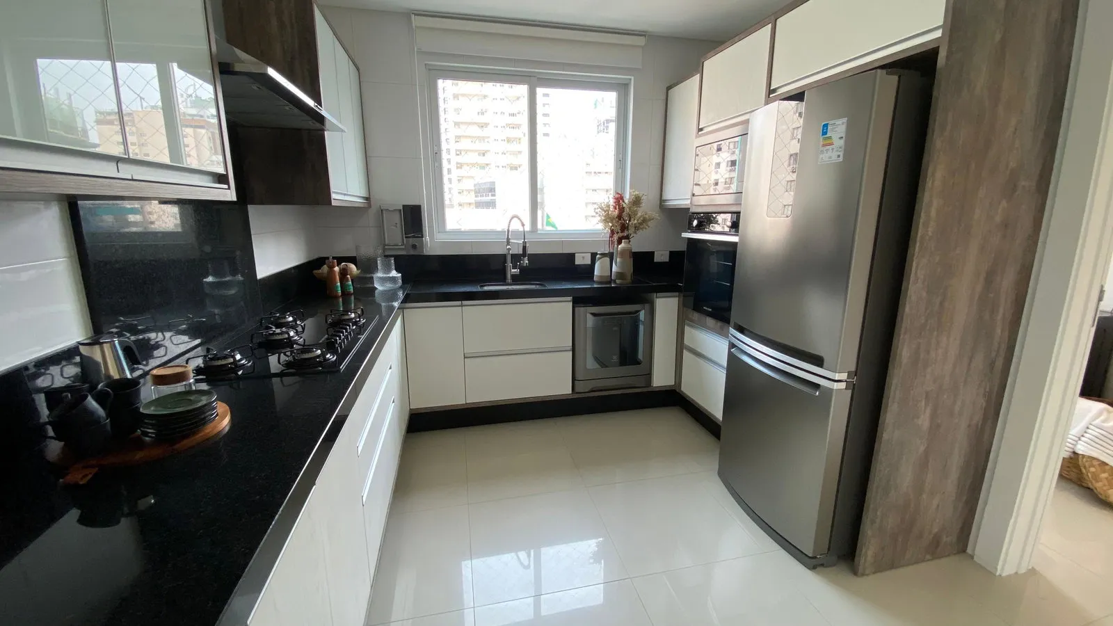Apartamento 3 dormitórios (sendo 1 suíte) + banheiro social e lavabo à venda em Centro, Balneário Camboriú, foto 2
