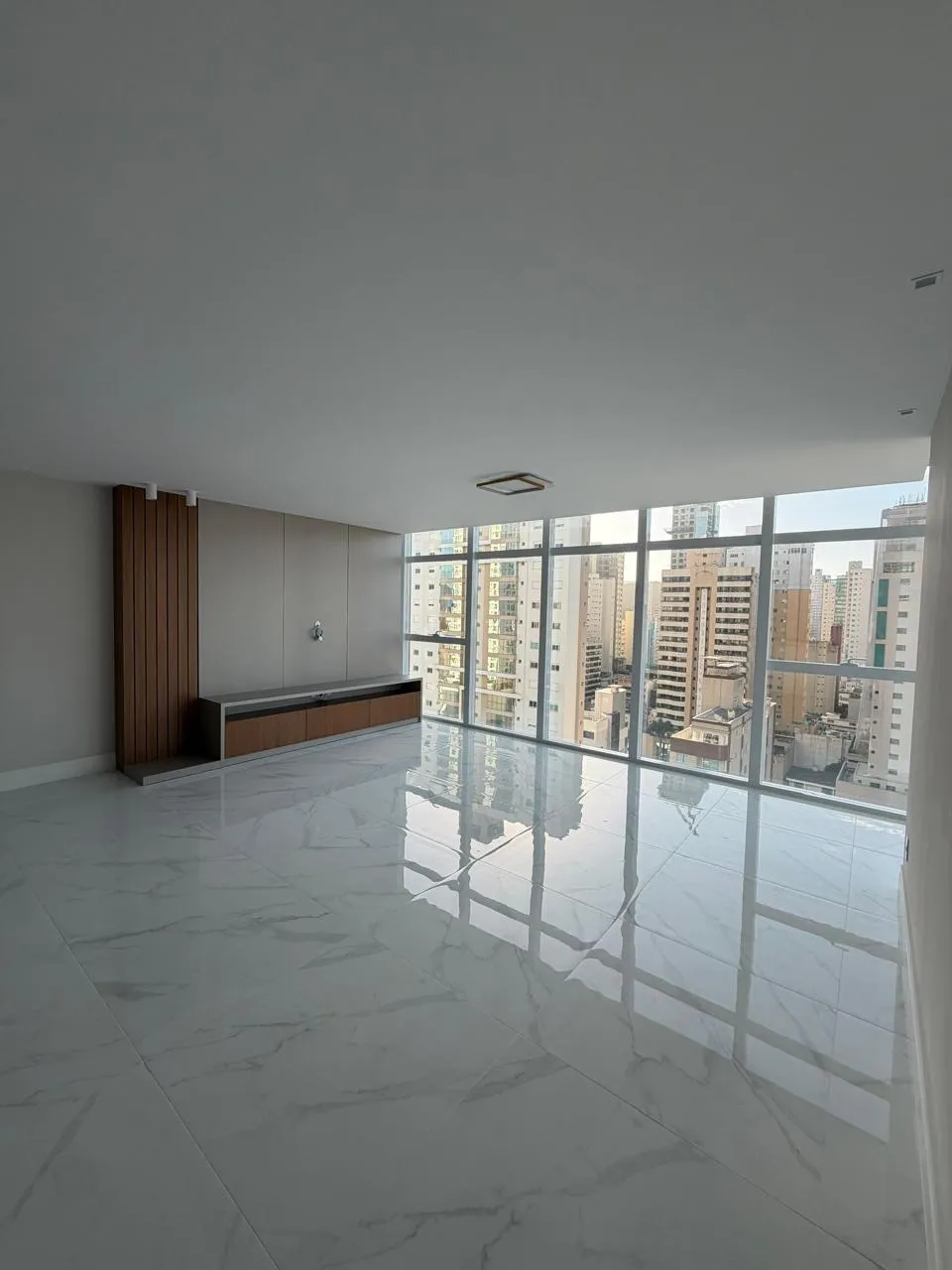 Apartamento 4 dormitórios (sendo 2 suítes) + lavabo à venda em Centro, Balneário Camboriú